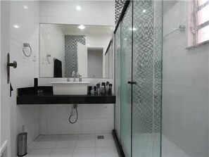 Standard-Apartment, 4 Schlafzimmer | Badezimmer | Dusche, Handtücher