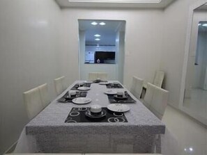 Standard Apartment, 4 Bedrooms | In-room dining