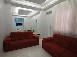 Apartamento standard, 4 quartos | Área de estar