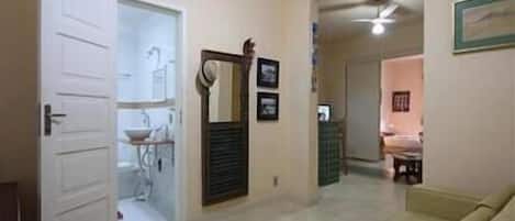 Apartamento standard, 1 quarto | Área de estar | TV de tela plana