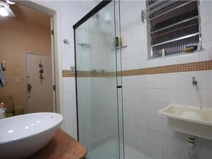Standard-Apartment, 1 Schlafzimmer | Badezimmer | Dusche, Handtücher