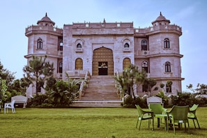Vista frontal de la propiedad