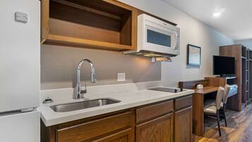 Escritorio, espacio para trabajar con laptop y wifi gratis