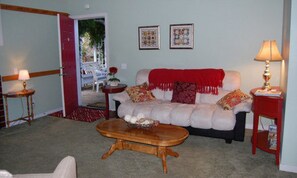 Cottage, bagno privato (Oak Hideaway) | Area soggiorno | TV, caminetto, lettore DVD