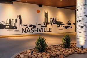 Murais da paisagem urbana de Nashville, com uma estrada levando a uma entrada de prédio.