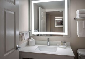 Combined shower/bathtub, designer toiletries, towels