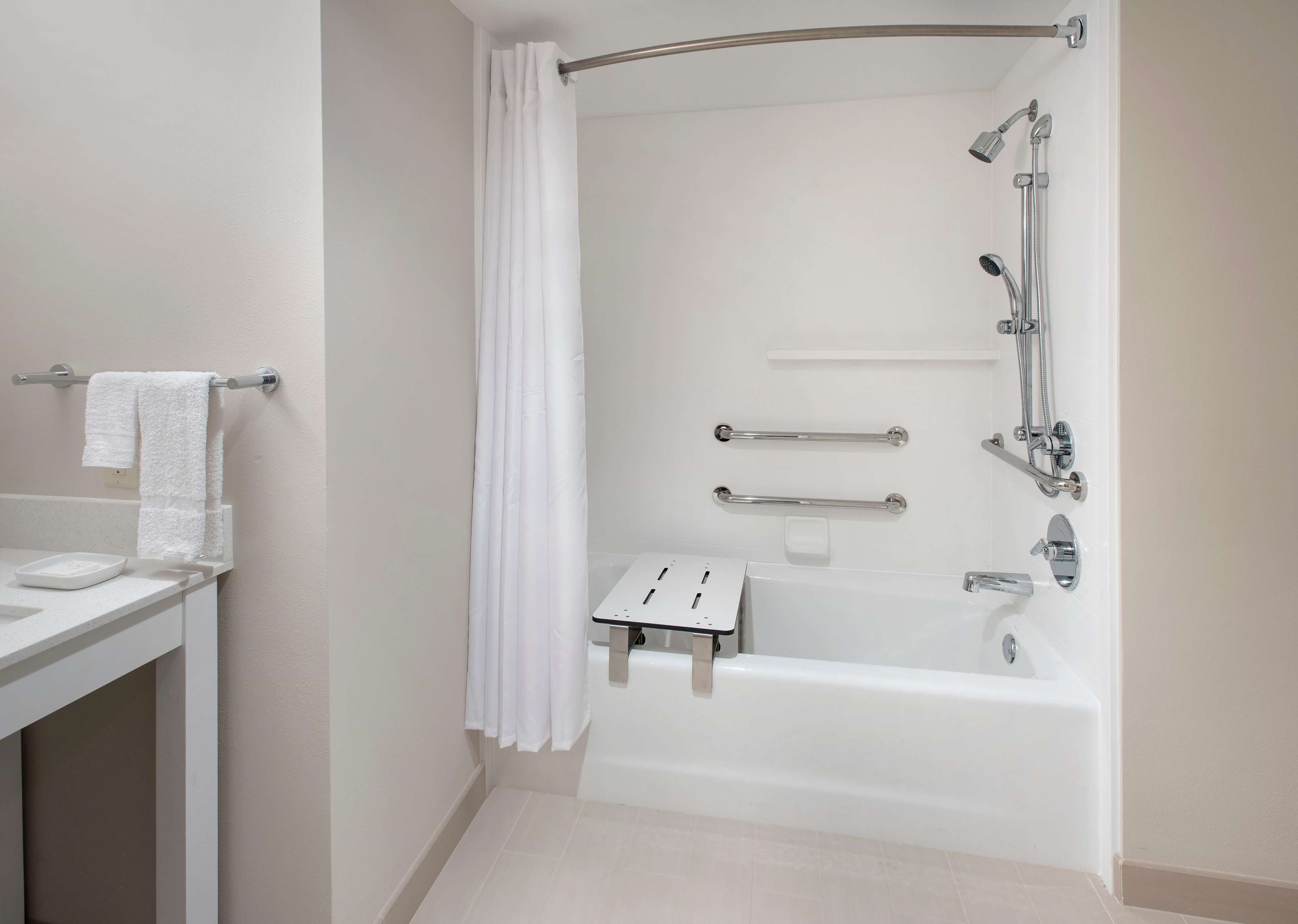combined shower/bathtub, designer toiletries, towels