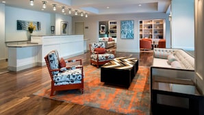 Amplia sala de estar con cocina, comedor y zona de estar con muebles modernos.