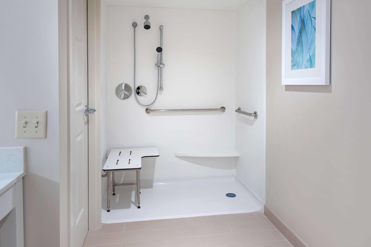 Chambre, 1 très grand lit, accessible aux personnes à mobilité réduite, non-fumeur (Roll-in Shower) | Salle de bain | Ensemble baignoire-douche, articles de toilette griffés
