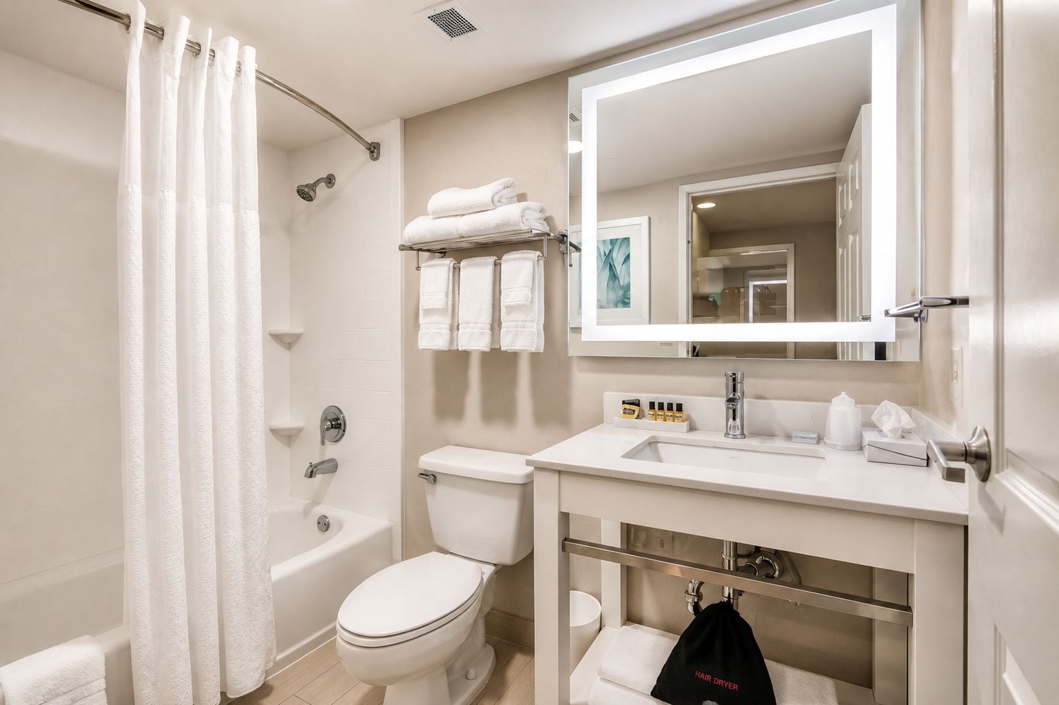 Une salle de bain moderne avec une baignoire, des toilettes et un lavabo.