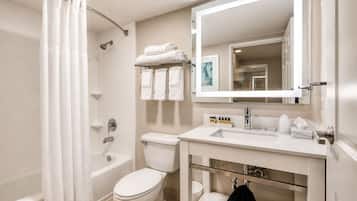 Une salle de bain moderne avec une baignoire, des toilettes et un lavabo.
