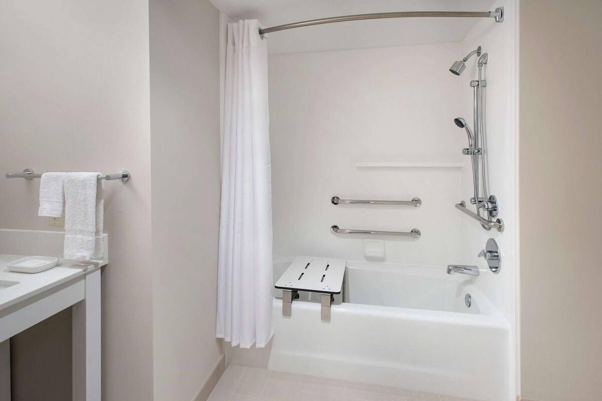 Bathroom | Combined shower/tub, designer toiletries, towels