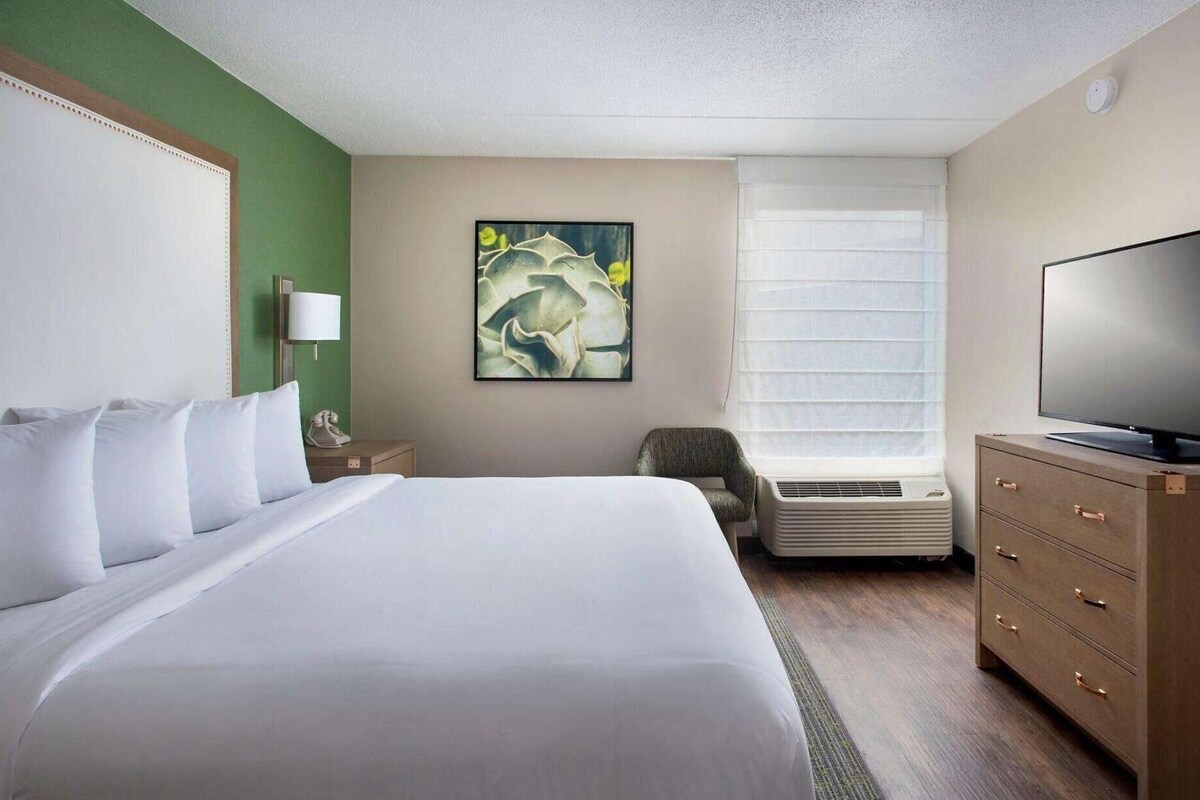 In-room safe, desk, laptop workspace, blackout drapes