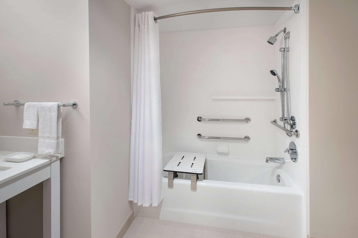 Chambre, 1 très grand lit, accessible aux personnes à mobilité réduite (Bathtub W/grab Bars) | Salle de bain | Ensemble baignoire-douche, articles de toilette griffés