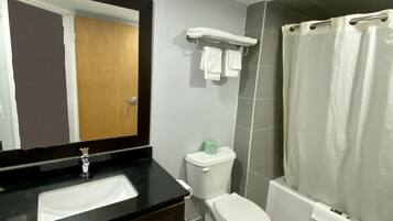 Standard Room, 1 King Bed, Non Smoking | Bathroom | Shower, towels