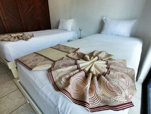 In-room safe, iron/ironing board, free WiFi, bed sheets - Vida Playa Suites (Playa del Carmen)