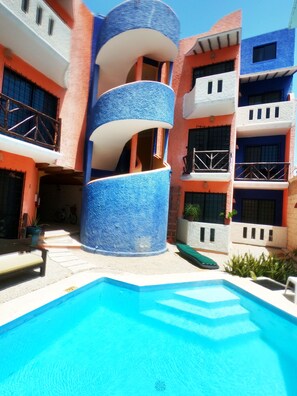 32-inch flat-screen TV with cable channels, TV - Vida Playa Suites (Playa del Carmen)