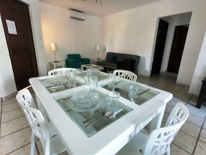 Two Bedroom Apartment | Coffre-fort, fer et planche à repasser, accès au Wi-Fi (inclus)