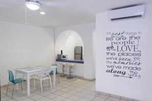 In-room safe, iron/ironing board, free WiFi, bed sheets - Vida Playa Suites (Playa del Carmen)