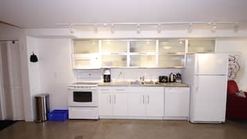 Condo, 1 habitación, vista a la ciudad | Cocina privada | Refrigerador, microondas, horno y parrilla de estufa