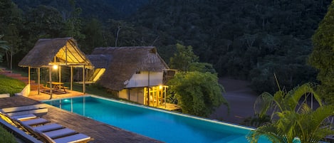 Piscine extérieure, chaises longues