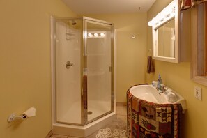 The Guest House | Bathroom | Shower, free toiletries, hair dryer, towels - The Guest House (Margaretville)