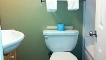 Combined shower/bathtub, free toiletries