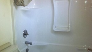 Combined shower/tub, free toiletries - Superlodge Motel (Lloydminster)