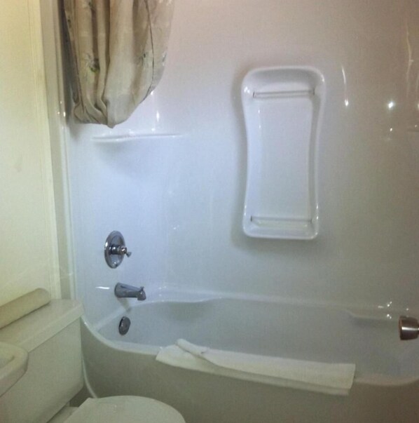 Combined shower/bathtub, free toiletries