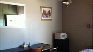 Desk, iron/ironing board, WiFi (free) - Superlodge Motel (Lloydminster)