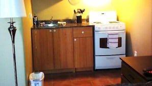 Coffee/tea maker, fridge, microwave - Superlodge Motel (Lloydminster)