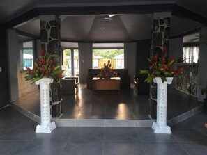Coin salon dans le hall