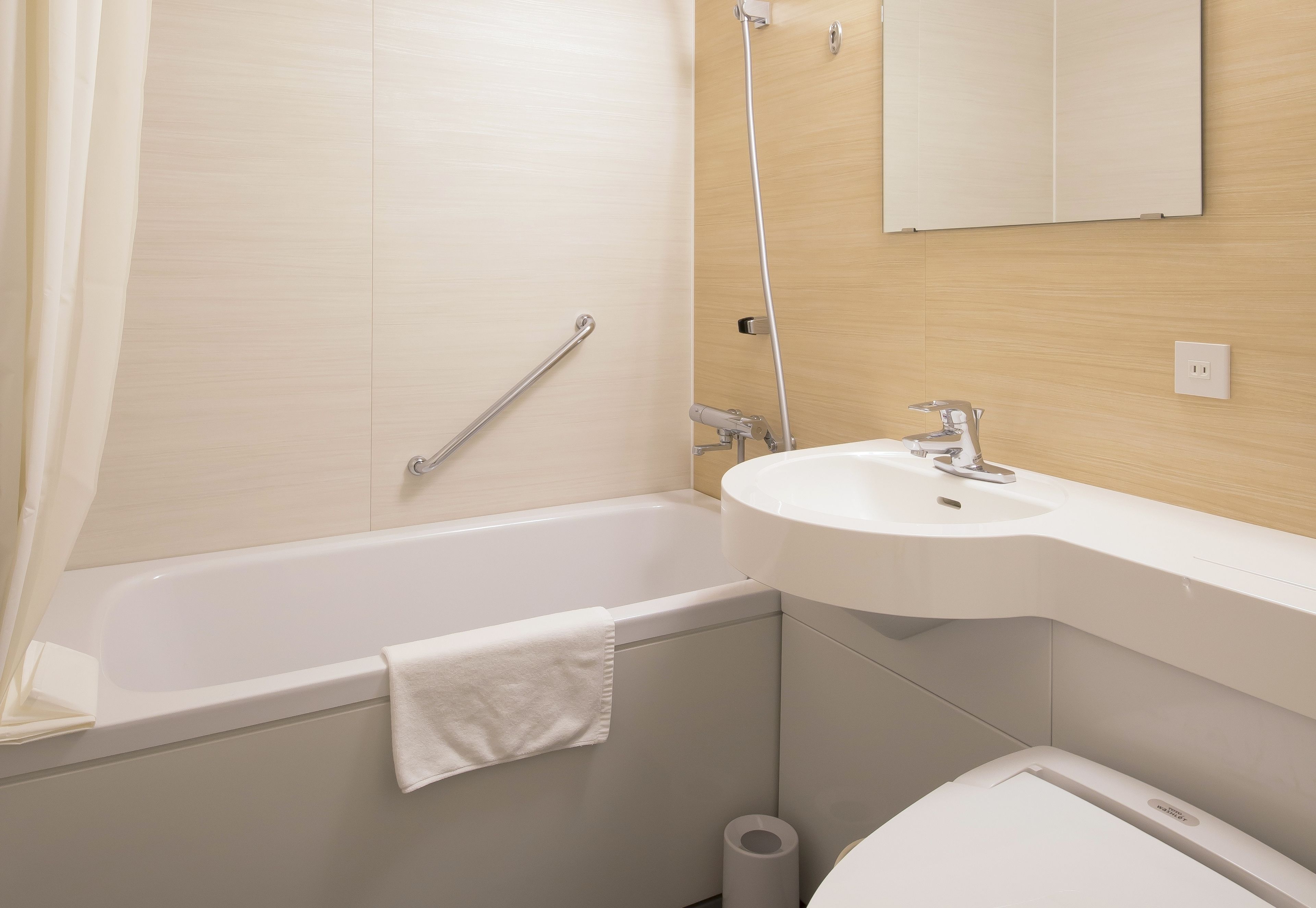 combined shower/bathtub, deep-soaking bathtub, free toiletries