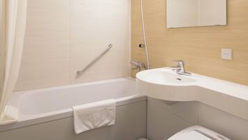 Une salle de bain moderne avec une baignoire, un lavabo et des toilettes.
