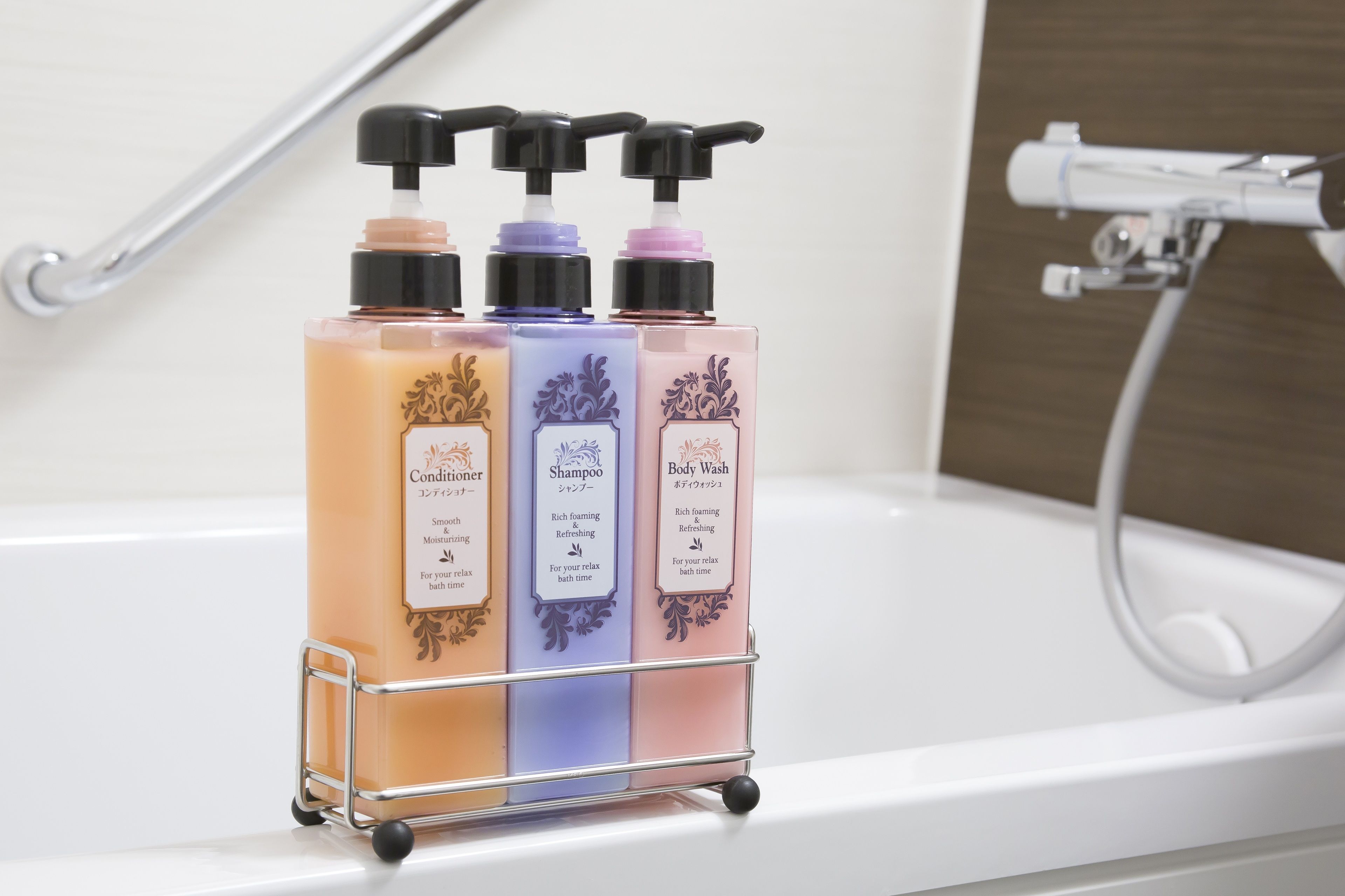 combined shower/bathtub, deep-soaking bathtub, free toiletries