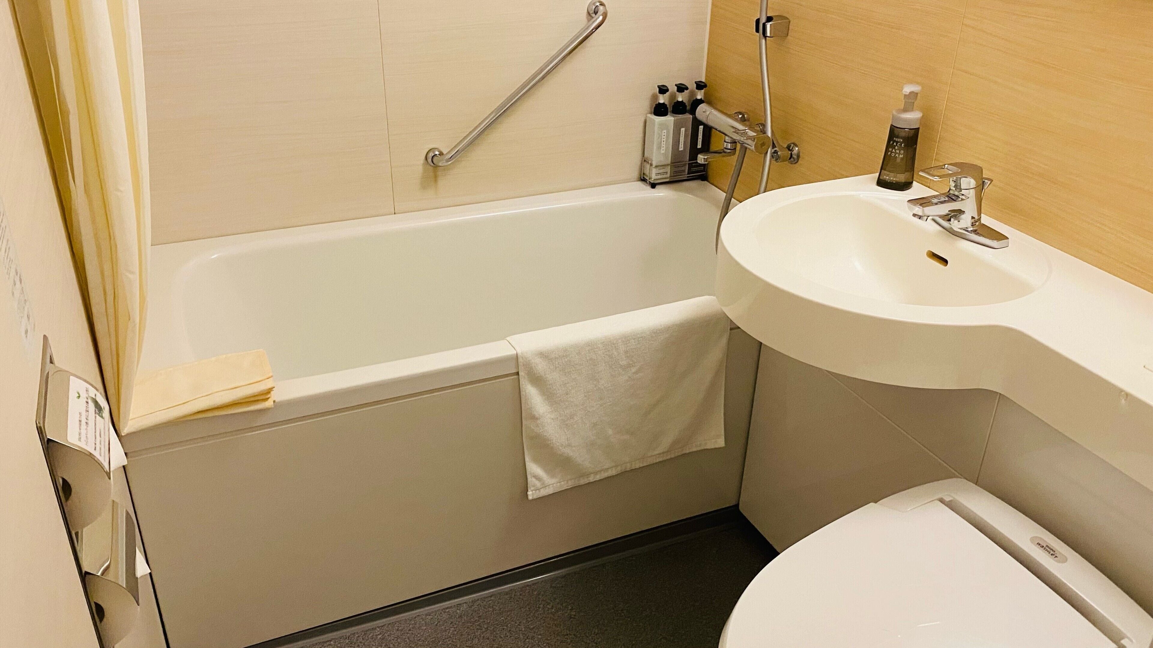Kombinasi shower/bathtub, bathtub besar,  dan perlengkapan mandi gratis