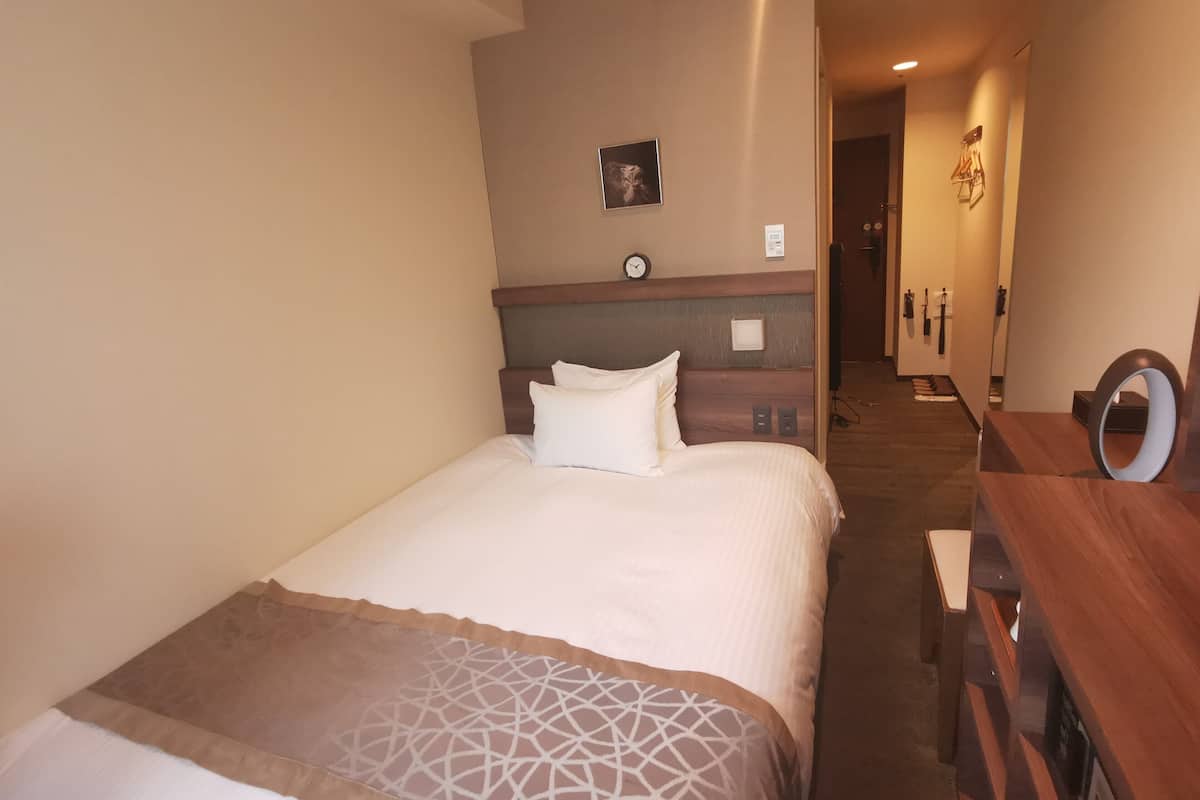 1 habitación, caja de seguridad en la habitación y escritorio