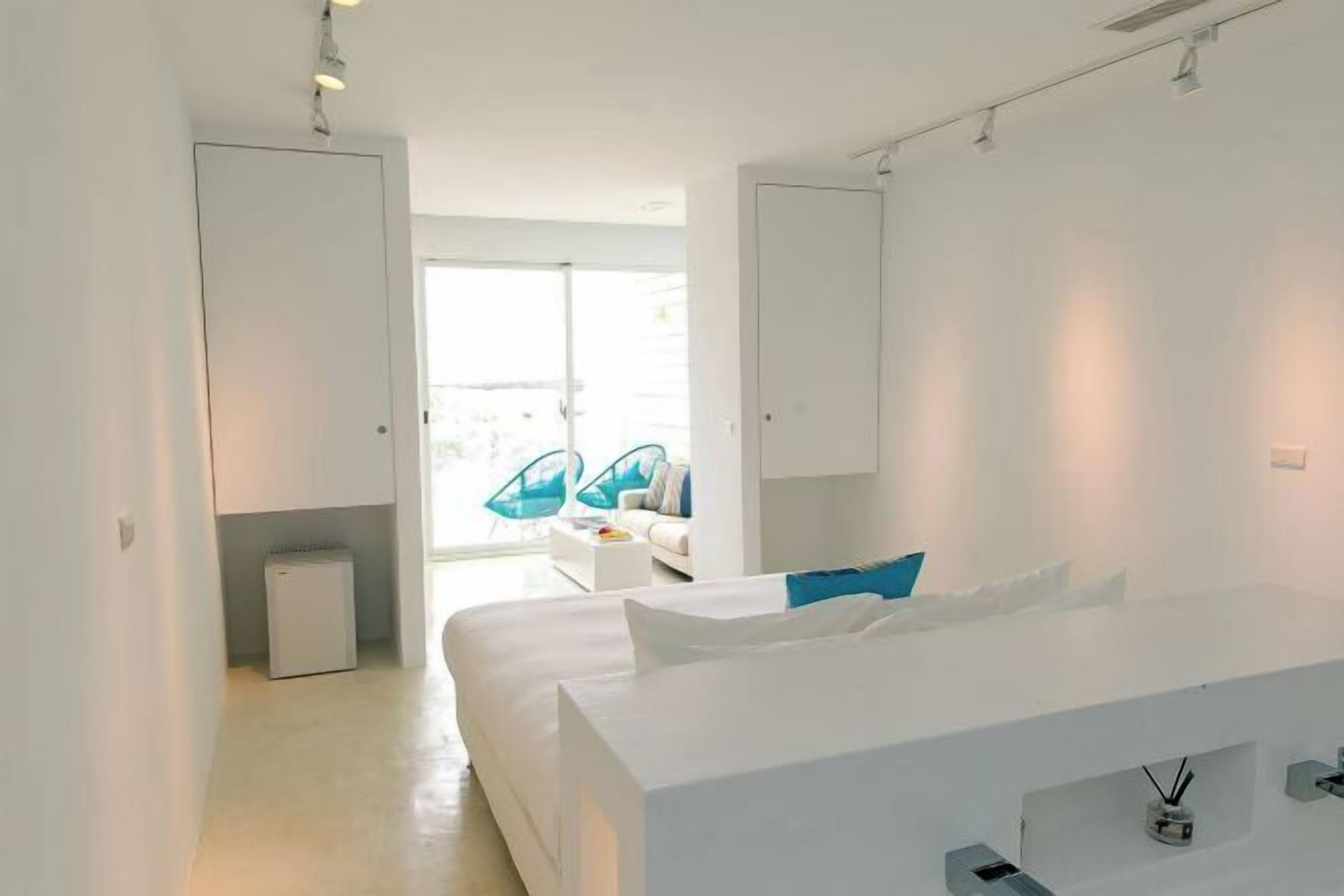 1 soverom, sengetøy av topp kvalitet, dundyner og minibar (inkludert)