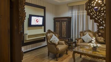 1 habitación, caja de seguridad en la habitación y escritorio