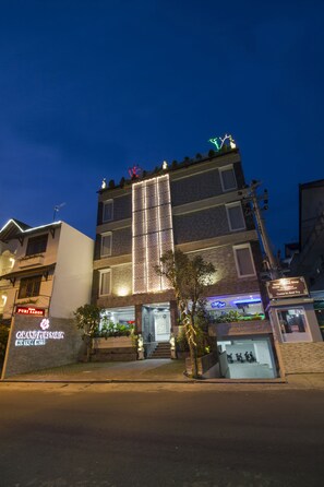 Front of property – evening/night - Grand Puri Saron Yogyakarta (Yogyakarta)