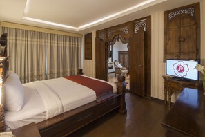 Presidential Suite, 1 Queen Bed, Non Smoking, City View | 1 bedroom, in-room safe, desk, laptop workspace - Grand Puri Saron Yogyakarta (Yogyakarta)