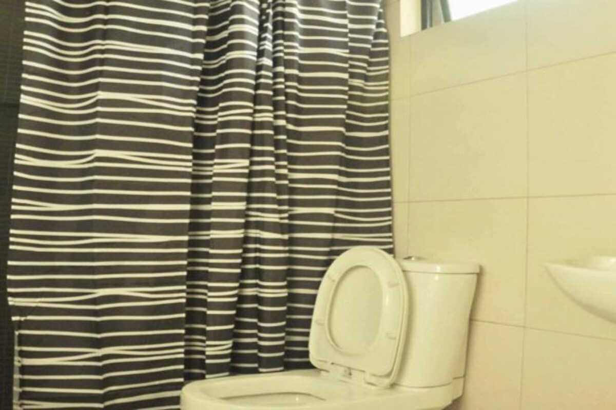 Ducha, cabezal de ducha tipo lluvia, bidé y toallas