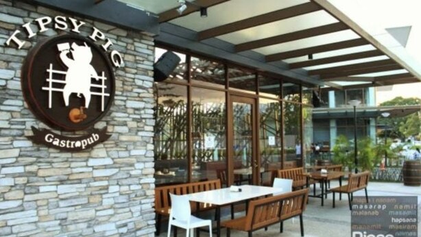 Un gastropub con terraza, paredes de piedra y vistas despejadas del entorno.