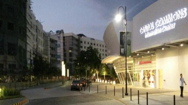 Un edificio con un cartel que dice "Capitol Commons Information Center" al anochecer.