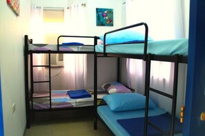 Desk, bed sheets - Panglao Island Inn - Hostel (Panglao)