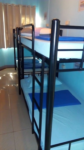 Escritorio y ropa de cama