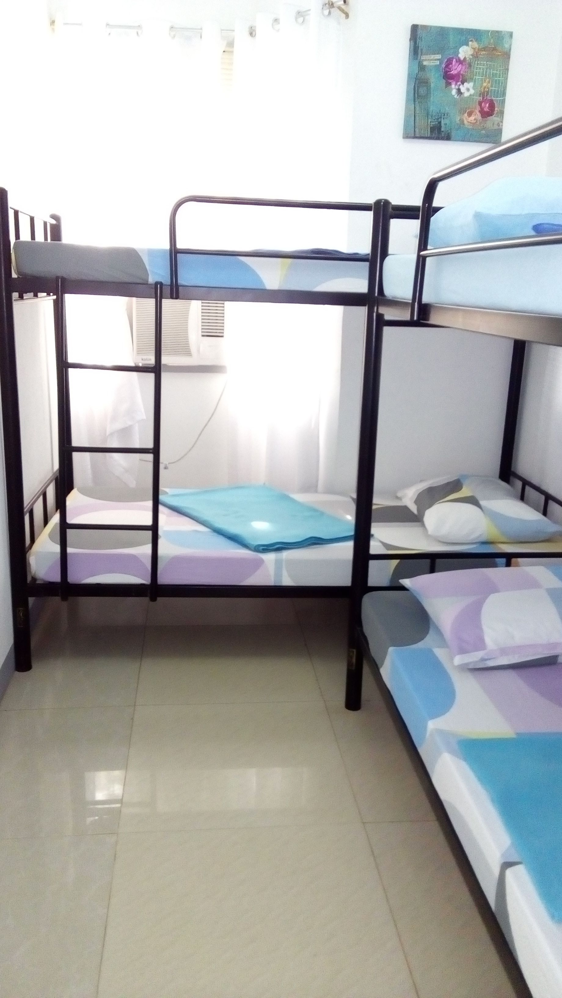 Caja de seguridad en la habitación, escritorio y ropa de cama 