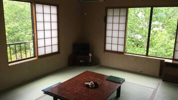 Tradisjonelt rom, ikke-røyk (Japanese Style, Shared Bathroom) | Safe på rommet, kablet internett (inkludert) og sengetøy