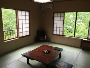 Traditional Room, Non Smoking (Japanese Style, Shared Bathroom) | Peti besi dalam bilik, Internet berwayar percuma, cadar katil