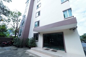 A modern building with a flat roof, multiple windows, and a glass entrance. - The Park Bangyai Residence (Bang Yai)